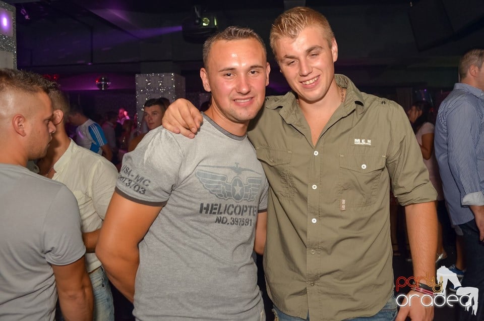Petrecere până dimineaţa în Club Life,