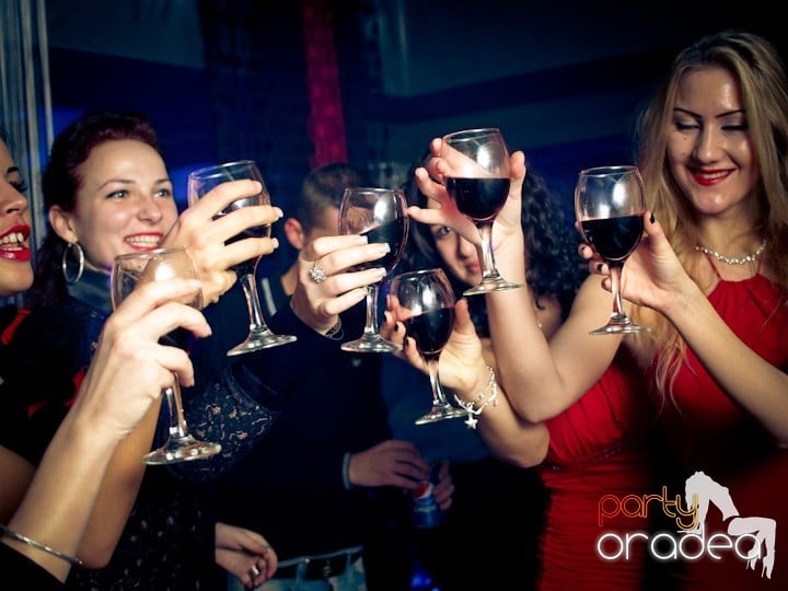Petrecerea continuă în Club Life,