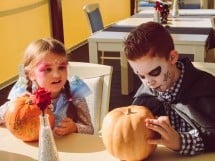 Petrecerea copiilor la Halloween Costume Ball