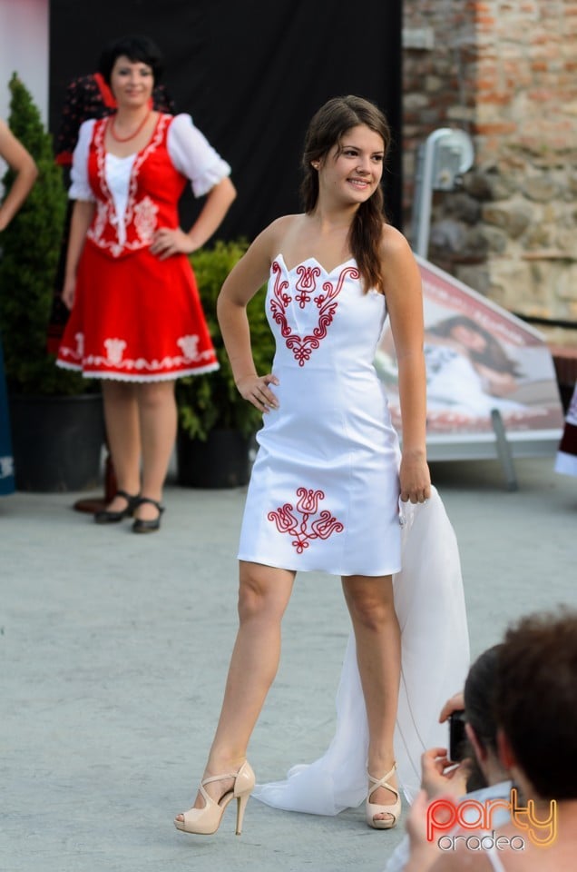 Prezentare de haine rustice, muzică şi dans folclor, Cetatea Oradea