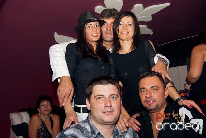 Sâmbătă noaptea în Club Atti's, 