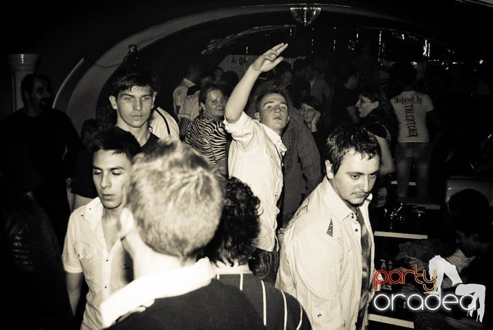 Sâmbătă noaptea în Club Atti's, 