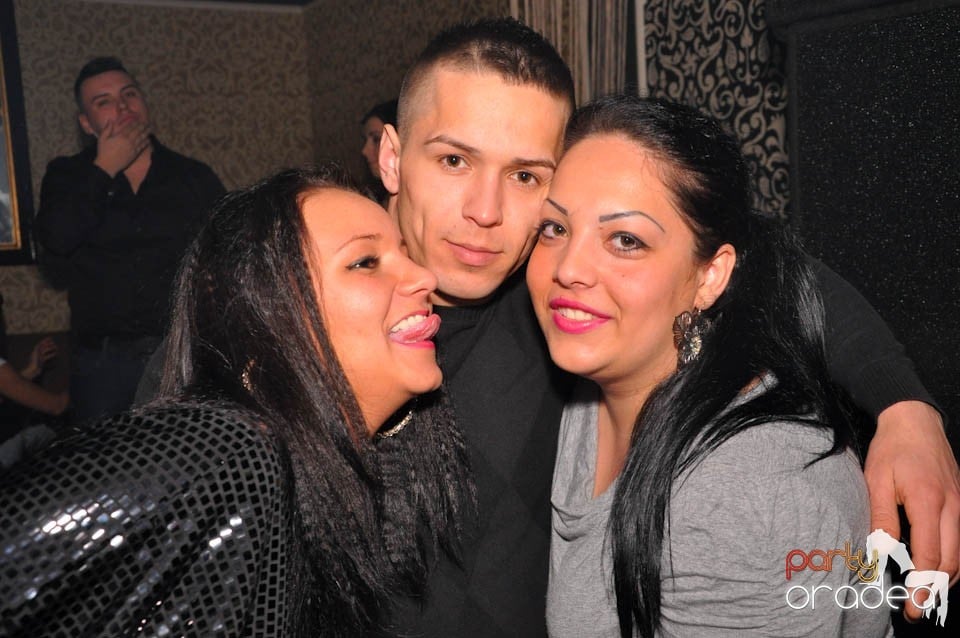 Sâmbătă petrecem în Club Life,