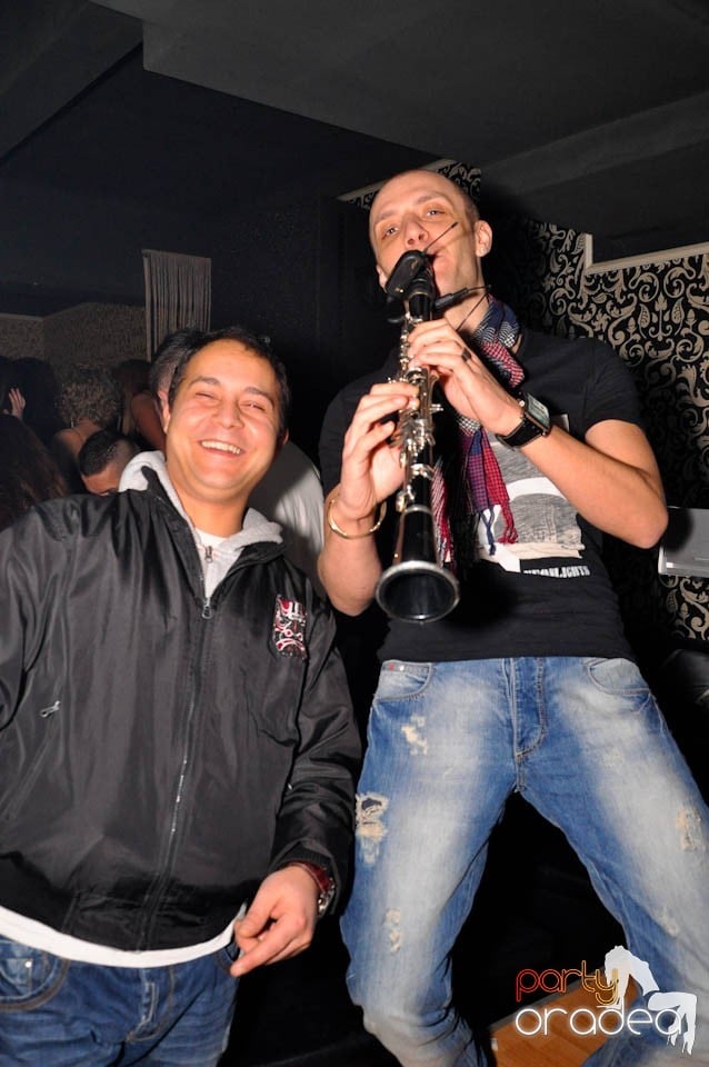 Sâmbătă petrecem în Club Life,
