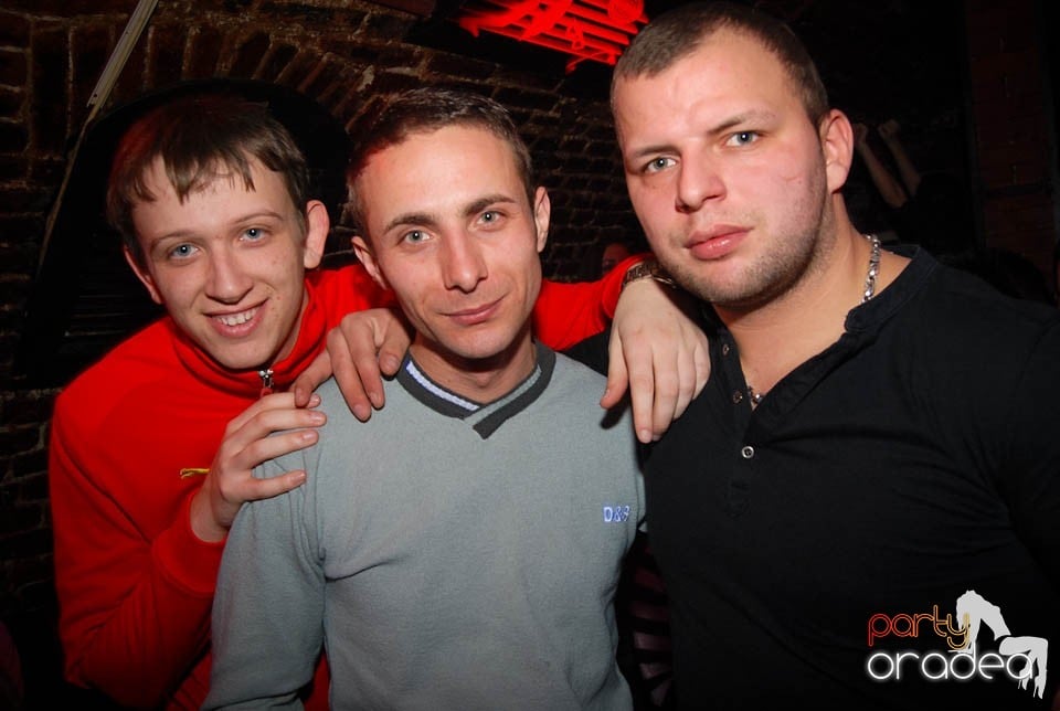 Sâmbătă seara în Club Escape, 