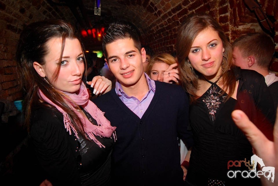 Sâmbătă seara în Club Escape, 