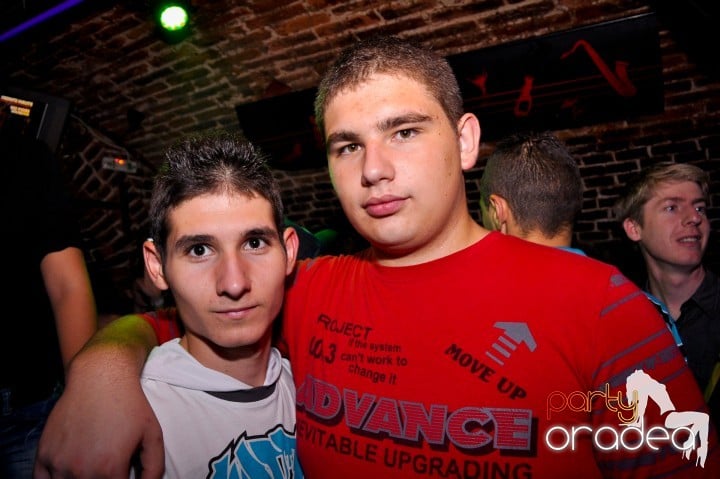 Saturday Night Party în Escape,