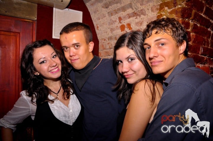 Saturday Night Party în Escape,