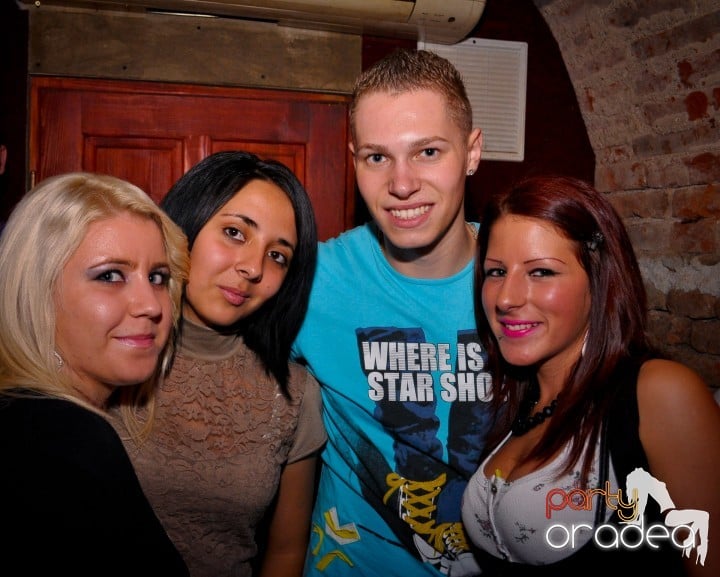 Saturday Night Party în Escape,