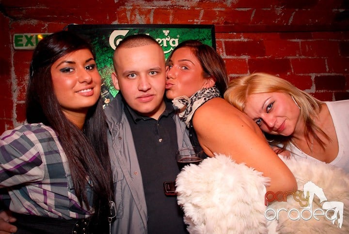 Saturday Party @ Escape,