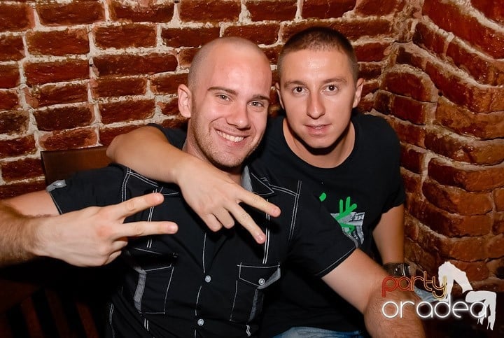 Seară de joi în Club Escape,