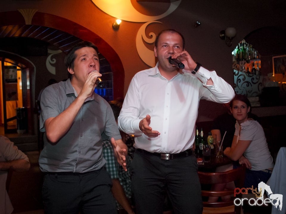 Seară de karaoke în Chanson Café,