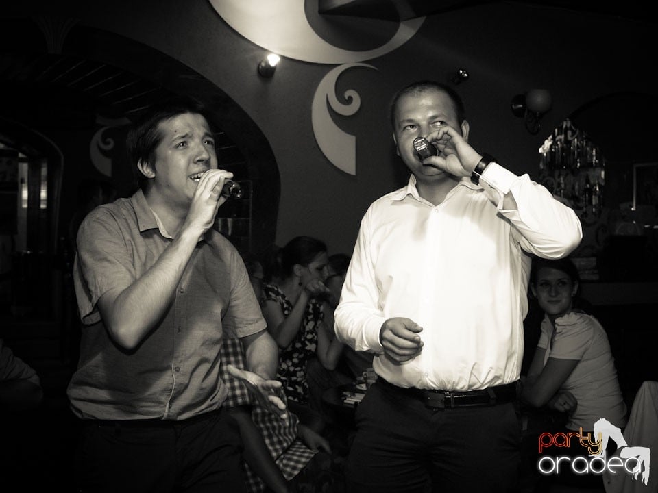 Seară de karaoke în Chanson Café,