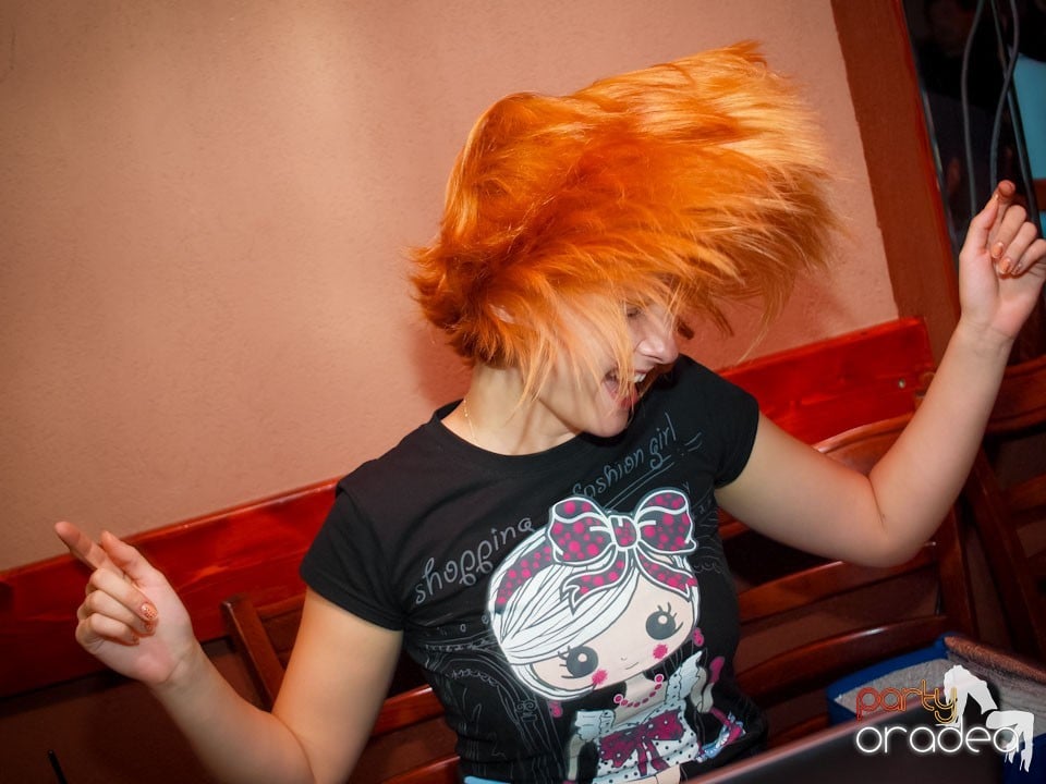 Seară de karaoke în Chanson Café,