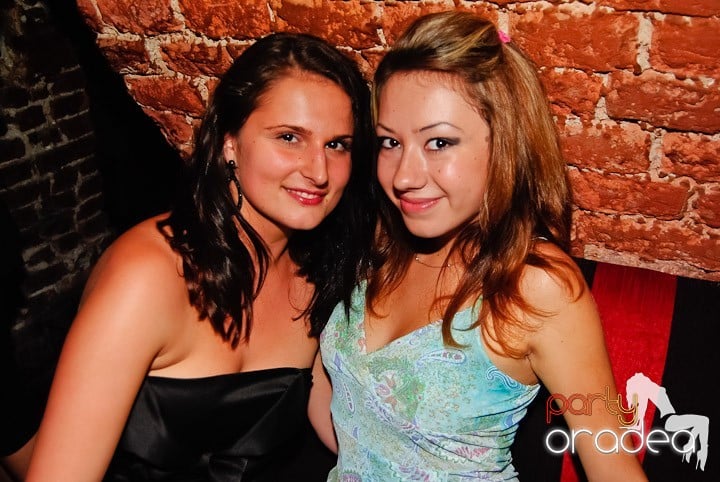 Seară incendiară în Club Escape,