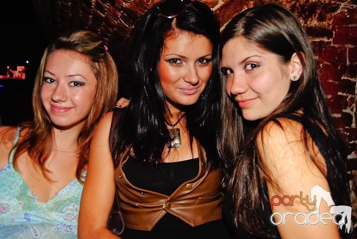 Seară incendiară în Club Escape,