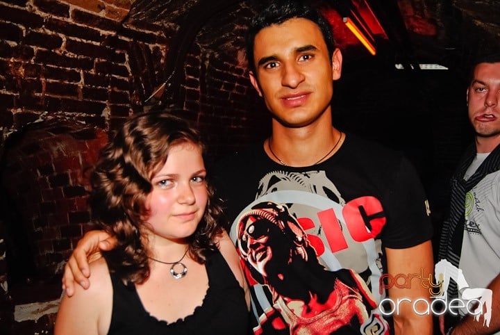 Seară incendiară în Club Escape,