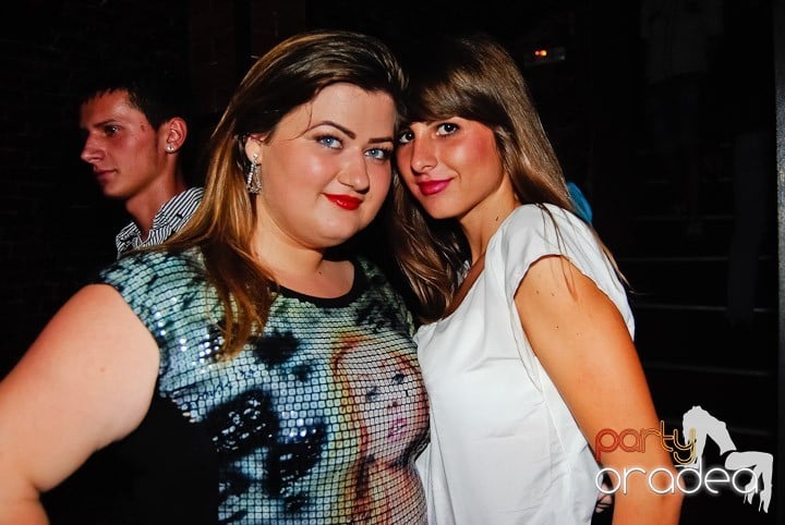 Seară incendiară în Club Escape,