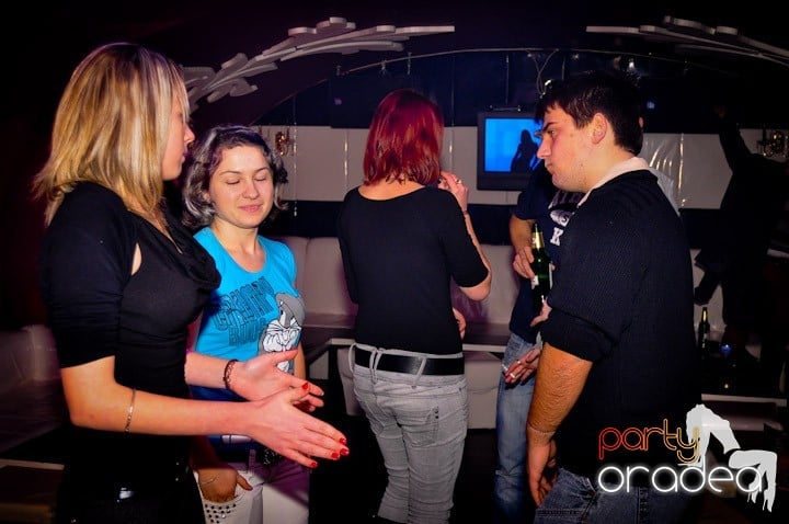 Sfârşit de săptămână în Club Atti's,