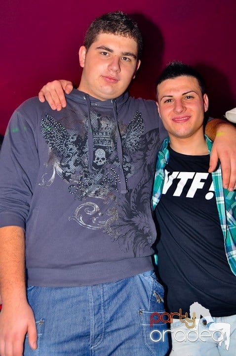 Sfârşit de săptămână în Club Atti's,