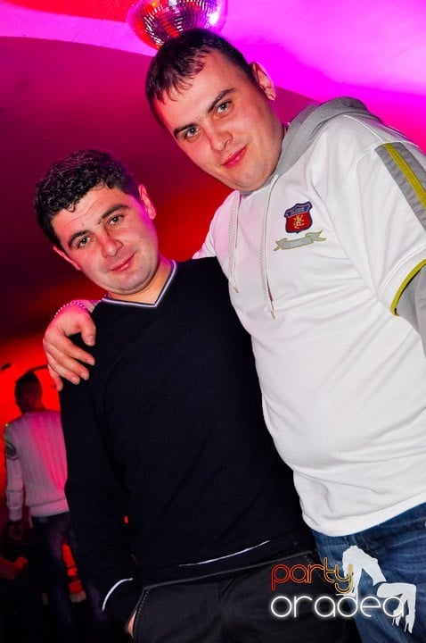 Sfârşit de săptămână în Club Atti's,