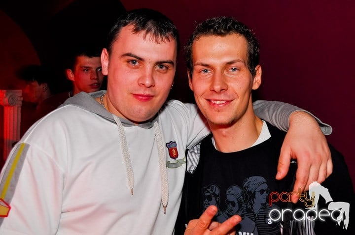 Sfârşit de săptămână în Club Atti's,