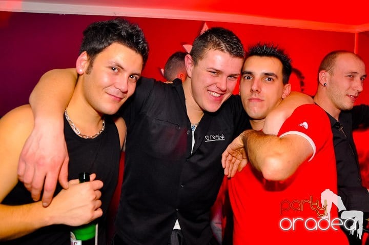 Sfârşit de săptămână în Club Atti's,