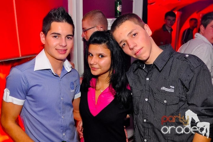 Sfârşit de săptămână în Club Atti's,