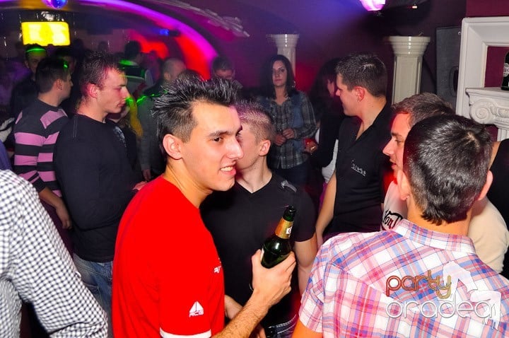 Sfârşit de săptămână în Club Atti's,