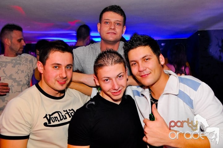 Sfârşit de săptămână în Club Atti's,
