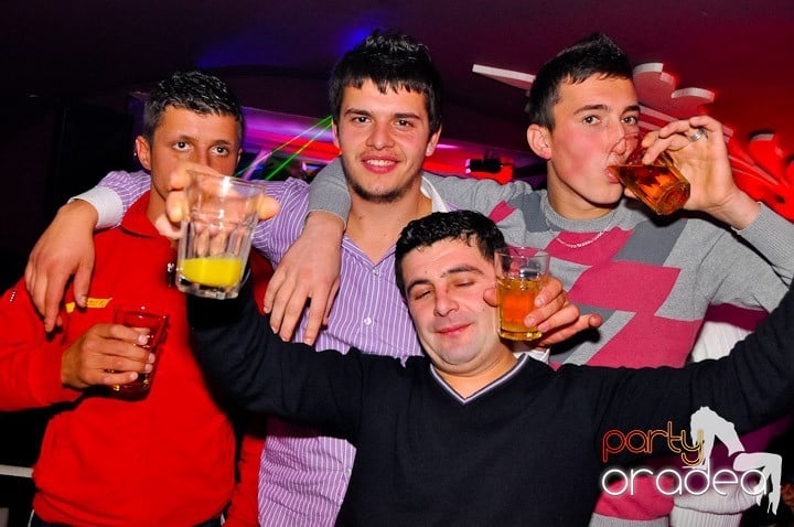 Sfârşit de săptămână în Club Atti's,