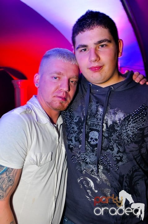 Sfârşit de săptămână în Club Atti's,