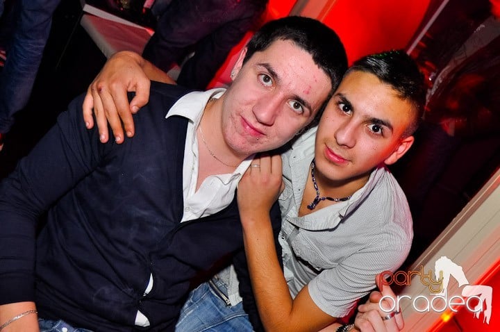 Sfârşit de săptămână în Club Atti's,