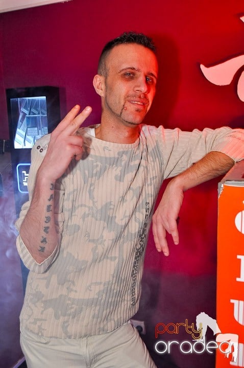Sfârşit de săptămână în Club Atti's,