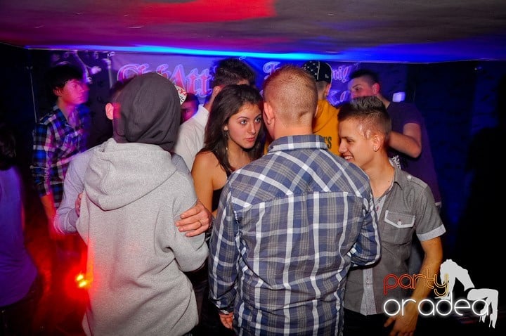 Sfârşit de săptămână în Club Atti's,