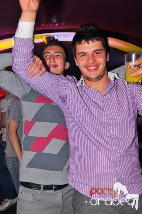 Sfârşit de săptămână în Club Atti's,