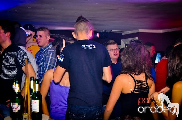 Sfârşit de săptămână în Club Atti's,