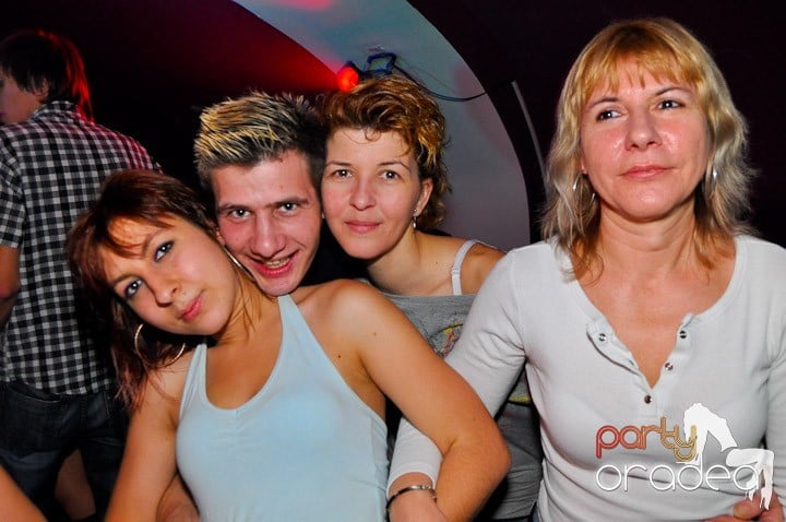 Sfârşit de săptămână în Club Atti's,