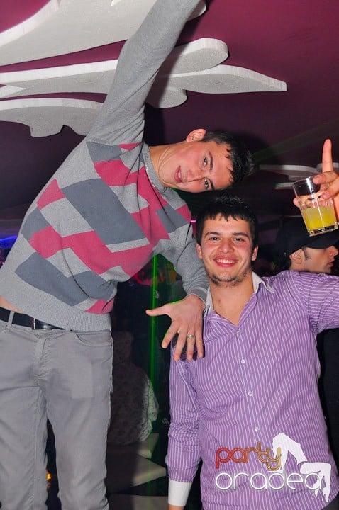 Sfârşit de săptămână în Club Atti's,