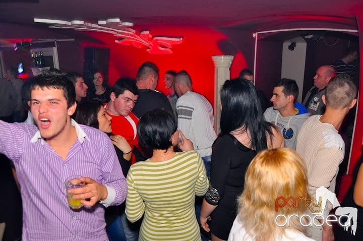 Sfârşit de săptămână în Club Atti's,