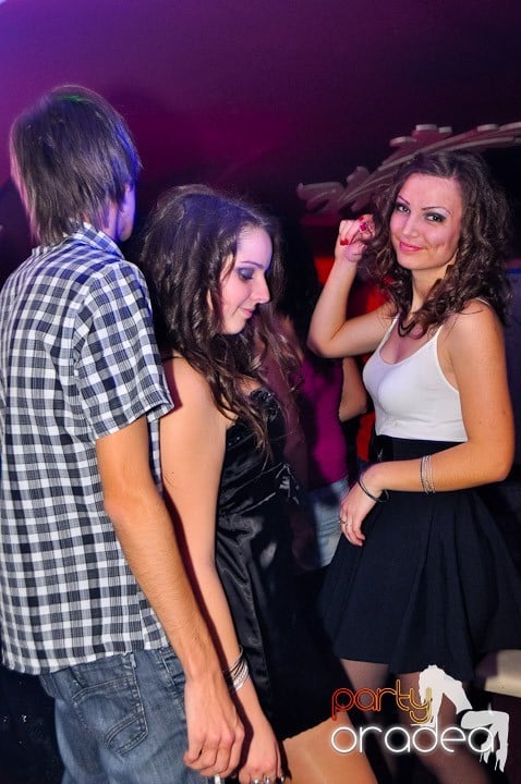 Sfârşit de săptămână în Club Atti's,