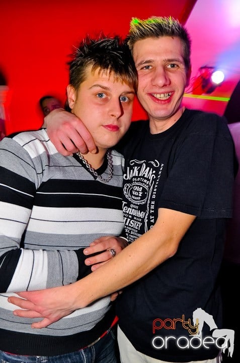 Sfârşit de săptămână în Club Atti's,