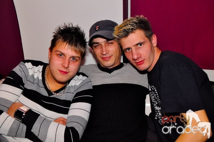 Sfârşit de săptămână în Club Atti's,