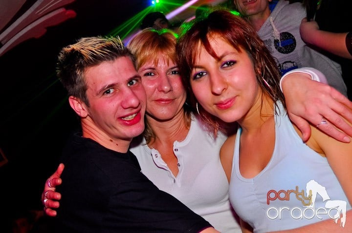 Sfârşit de săptămână în Club Atti's,
