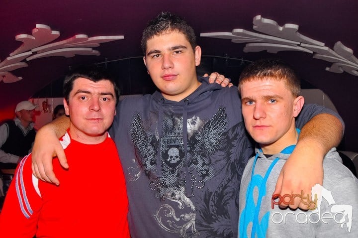 Sfârşit de săptămână în Club Atti's,