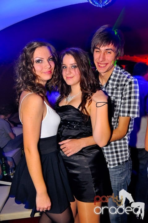 Sfârşit de săptămână în Club Atti's,
