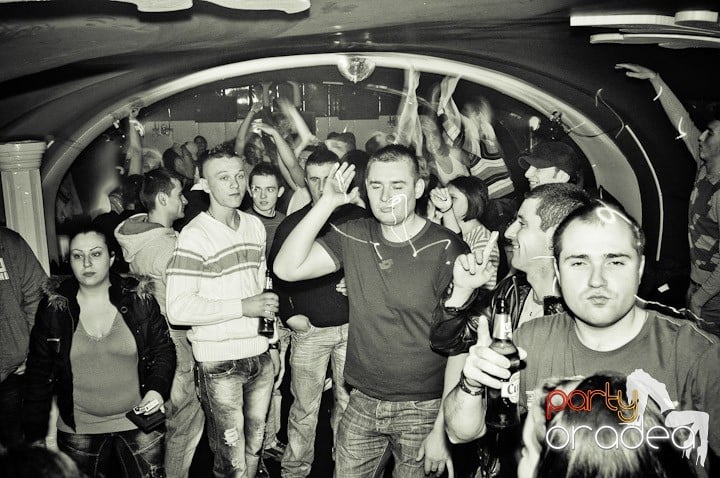 Sfârşit de săptămână în Club Atti's,