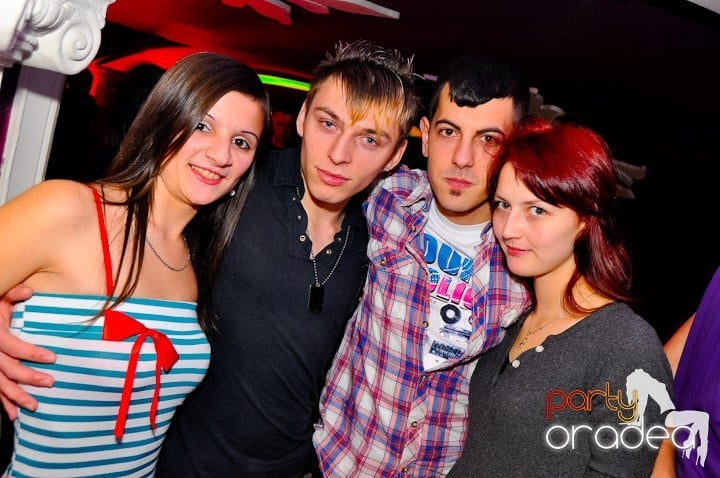 Sfârşit de săptămână în Club Atti's,