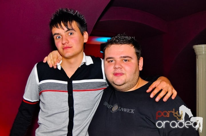 Sfârşit de săptămână în Club Atti's,