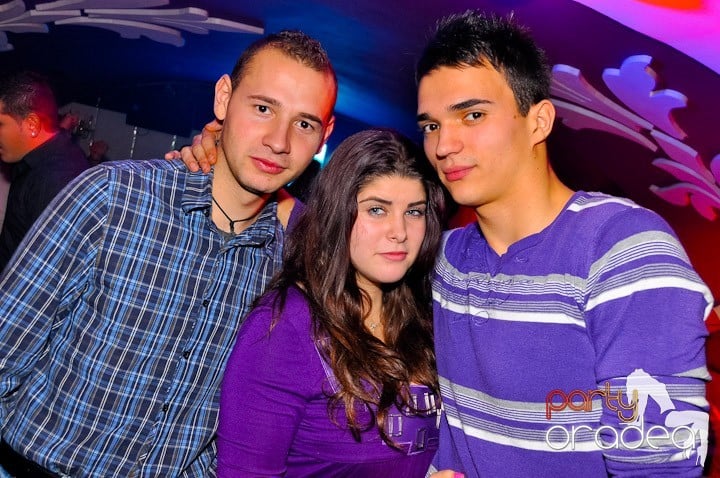 Sfârşit de săptămână în Club Atti's,